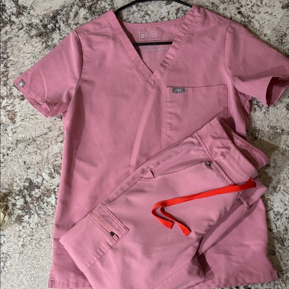 Figs Rose Scrub Ensemble with Red Accent